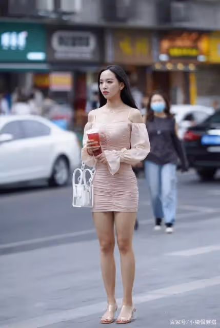占了便宜還賣乖，「筷子腿」的穿搭遊刃有餘，還不滿意呢？