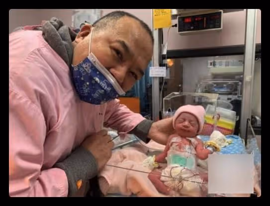 52歲導演喜獲龍鳳胎,妻子患妊娠毒血症提前剖腹產,曾花巨資求子