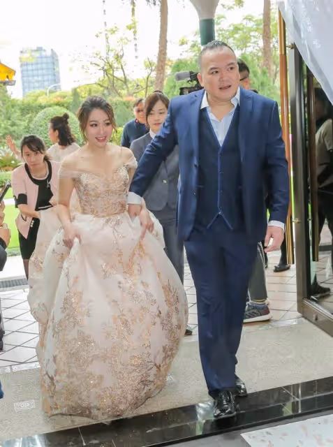 52歲導演喜獲龍鳳胎,妻子患妊娠毒血症提前剖腹產,曾花巨資求子