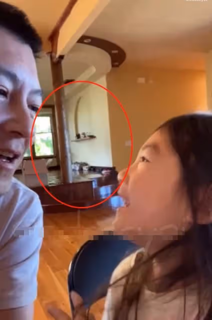陳冠希承認撞臉趙本山!直言聯名很值錢,與女兒嘴對嘴親吻引熱議