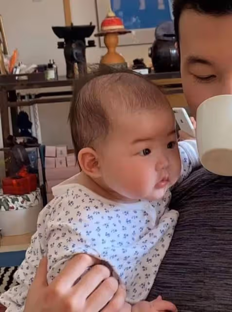 朱珠老公罕曬帶娃照,小寶貝饞咖啡兩眼放光,口水直流萌態十足