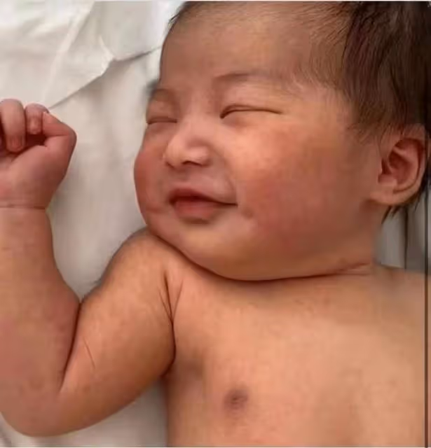 朱珠老公罕曬帶娃照,小寶貝饞咖啡兩眼放光,口水直流萌態十足