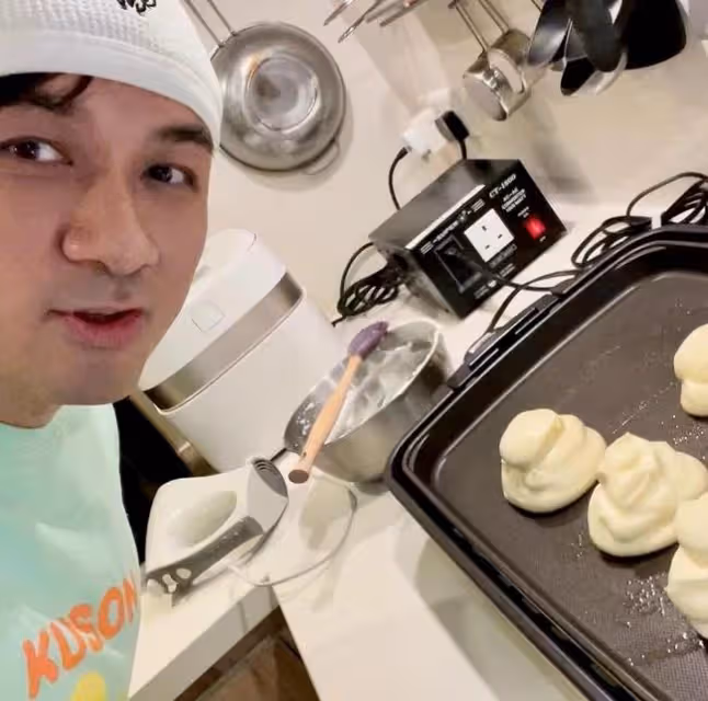 古巨基為54歲助理老婆慶生!素顏下廚變家庭煮夫,2歲兒子也現身
