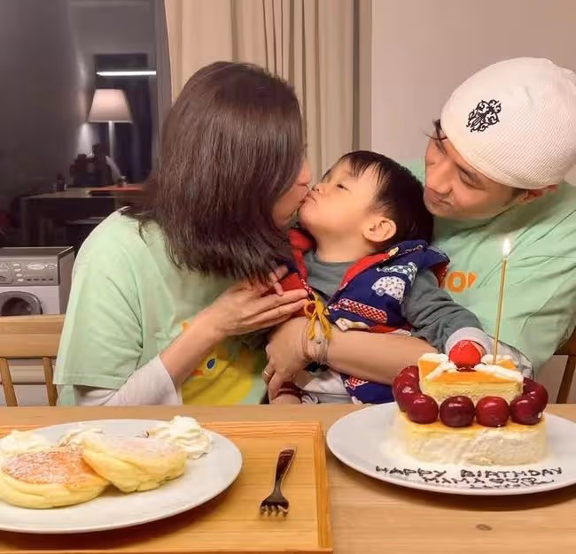 古巨基為54歲助理老婆慶生!素顏下廚變家庭煮夫,2歲兒子也現身