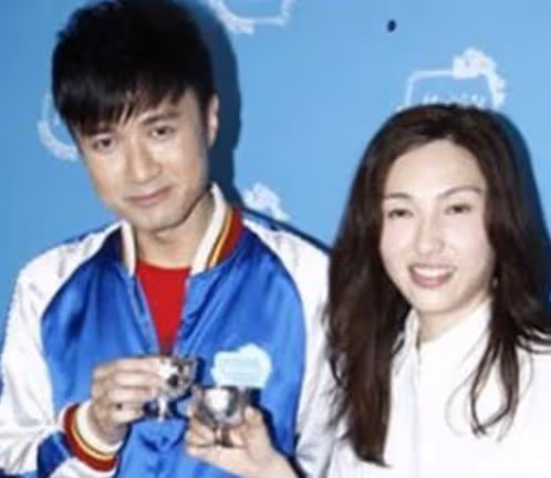 古巨基為54歲助理老婆慶生!素顏下廚變家庭煮夫,2歲兒子也現身
