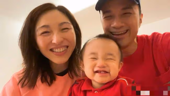 古巨基為54歲助理老婆慶生!素顏下廚變家庭煮夫,2歲兒子也現身