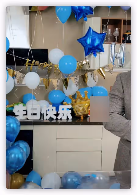 王小騫為丈夫高調慶生,送3千元蛋糕被指豪橫,同吃長壽麵太甜蜜