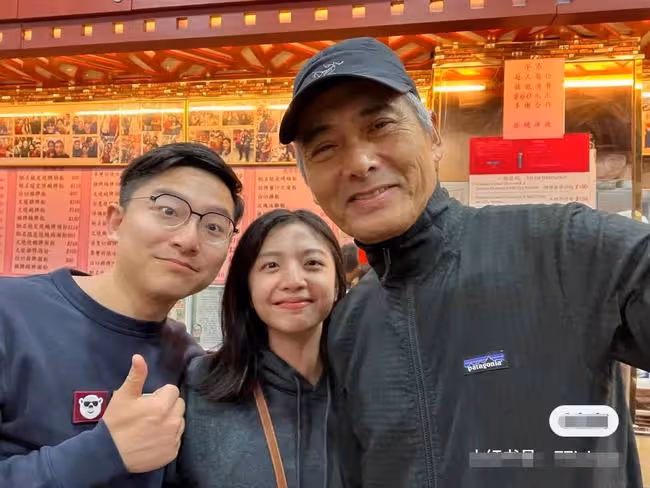 66歲周潤發獨自現身小館,穿舊衣白髮皺紋矚目,被異性挽手顯親密