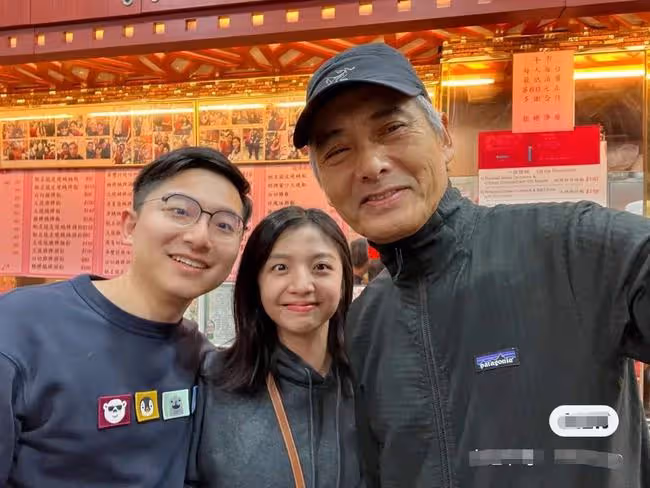 66歲周潤發獨自現身小館,穿舊衣白髮皺紋矚目,被異性挽手顯親密