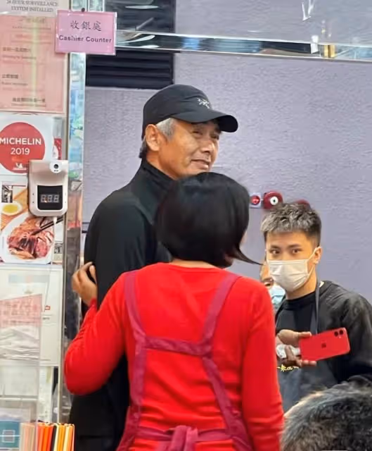 66歲周潤發獨自現身小館,穿舊衣白髮皺紋矚目,被異性挽手顯親密