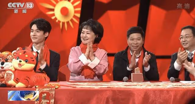央視曝文聯春晚現場!超50位熟面孔驚喜亮相,馮鞏滿面紅光送春聯