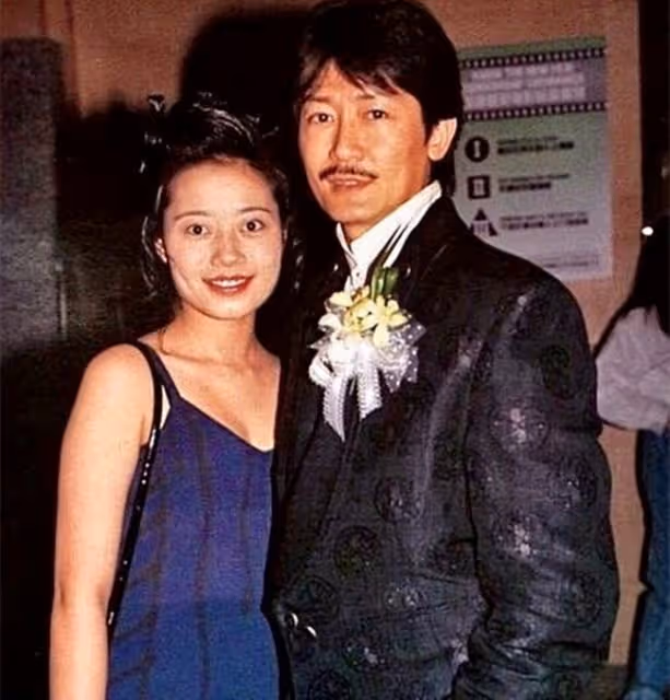 70歲陳勛奇直播帶貨聲音嘶啞,直言賣貨太難了!曾患癌致聲帶受損