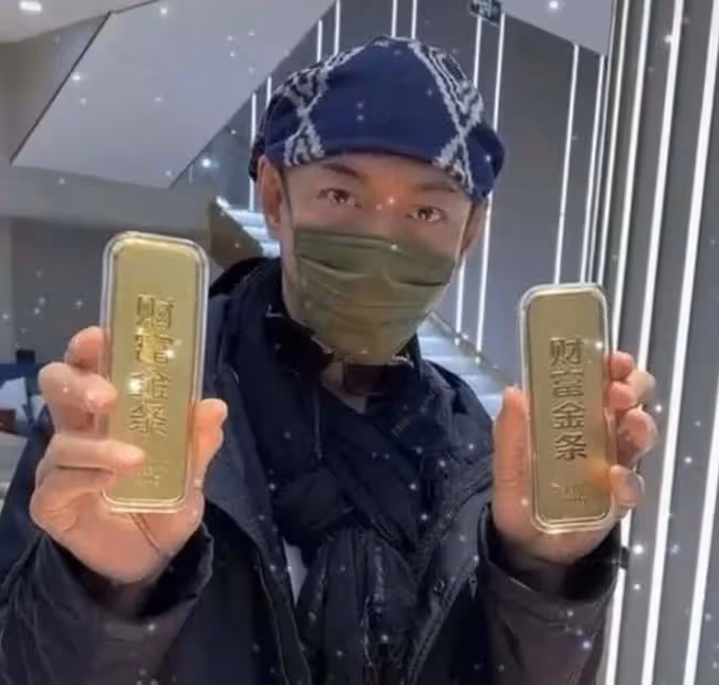 70歲陳勛奇直播帶貨聲音嘶啞,直言賣貨太難了!曾患癌致聲帶受損