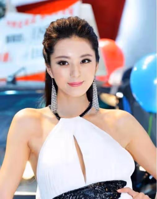 32歲名模長相甜美，身材比例惹人羨慕，關鍵是氣質出眾