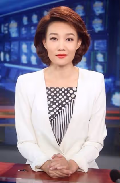 央視一姐李梓萌：為扮老帶假髮15年，45歲仍未婚，風光背後有淚水