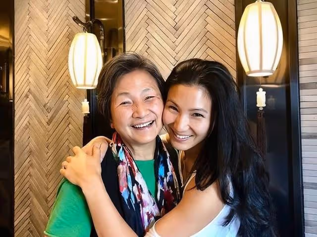 著名星二代嫁非洲籍丈夫,透露母親鄭佩佩行動變緩,計劃移居國外