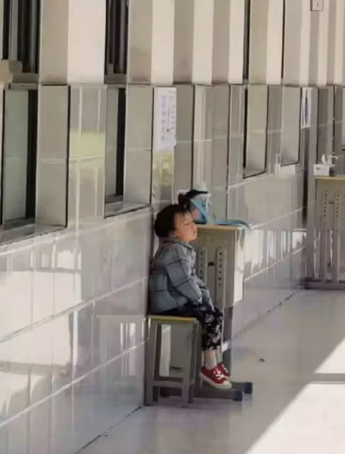 三歲寶寶考場外獨自等媽媽,兩個多小時不哭不鬧自己睡覺,網:孩子是來報恩的,感動的讓人心疼