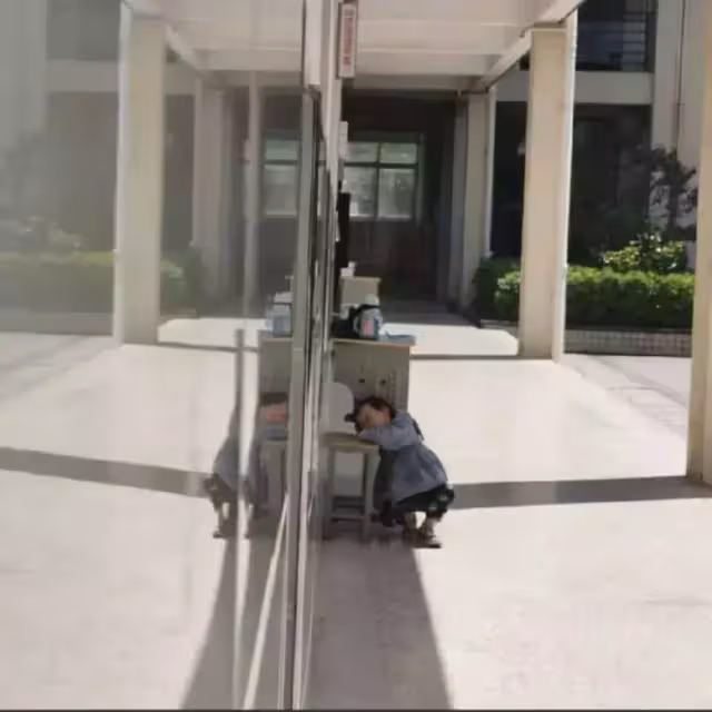 三歲寶寶考場外獨自等媽媽,兩個多小時不哭不鬧自己睡覺,網:孩子是來報恩的,感動的讓人心疼