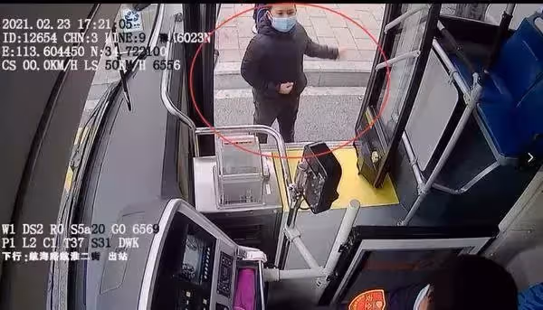 「叔叔請您等一下,我媽媽懷孕了走得慢」小男孩護送「懷孕媽媽」坐公車,過後送司機兩個柳丁感謝,網讚:媽媽教育的真好