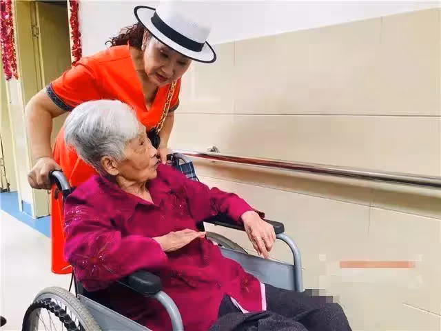 帶著婆婆改嫁!丈夫離世29年,堅持1人照顧年邁婆婆,現任丈夫被感動:她是個大善人