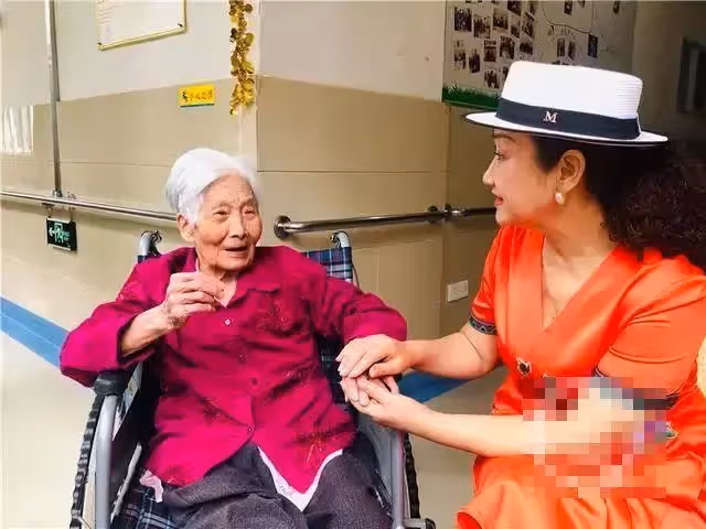 帶著婆婆改嫁!丈夫離世29年,堅持1人照顧年邁婆婆,現任丈夫被感動:她是個大善人