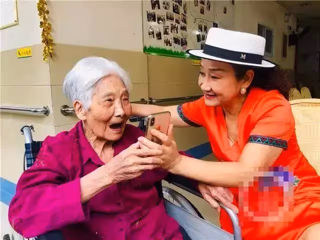 帶著婆婆改嫁!丈夫離世29年,堅持1人照顧年邁婆婆,現任丈夫被感動:她是個大善人