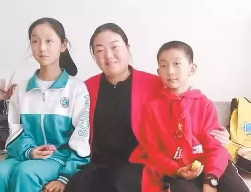 堅持七百多天,8歲姐姐5歲弟弟,用愛喚醒沉睡兩年多的媽媽:做人要心懷感恩