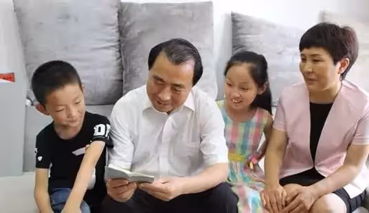 堅持七百多天,8歲姐姐5歲弟弟,用愛喚醒沉睡兩年多的媽媽:做人要心懷感恩