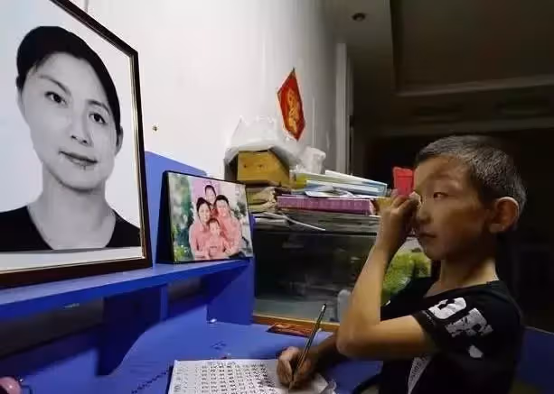 堅持七百多天,8歲姐姐5歲弟弟,用愛喚醒沉睡兩年多的媽媽:做人要心懷感恩