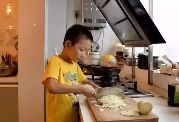 堅持七百多天,8歲姐姐5歲弟弟,用愛喚醒沉睡兩年多的媽媽:做人要心懷感恩