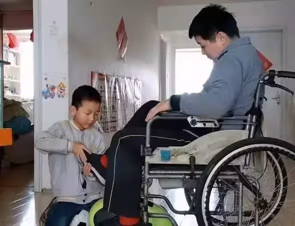 堅持七百多天,8歲姐姐5歲弟弟,用愛喚醒沉睡兩年多的媽媽:做人要心懷感恩