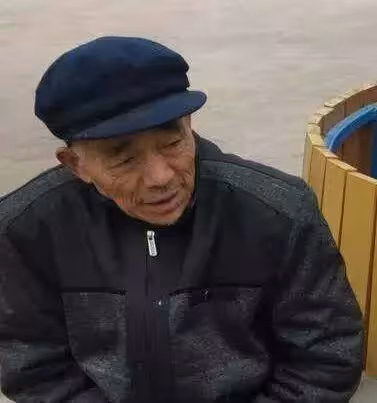 兒子失蹤後,夫妻倆領養了女孩,17年後看到女兒畢業合影,一眼認出女兒同學,不敢置信抱頭痛哭