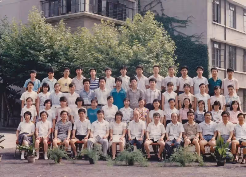 兒子失蹤後,夫妻倆領養了女孩,17年後看到女兒畢業合影,一眼認出女兒同學,不敢置信抱頭痛哭