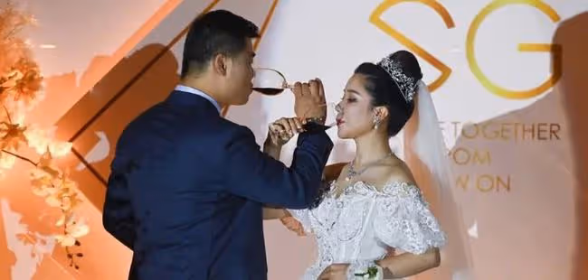 我的婚禮進行一半時,有個女人衝上來搶我老公