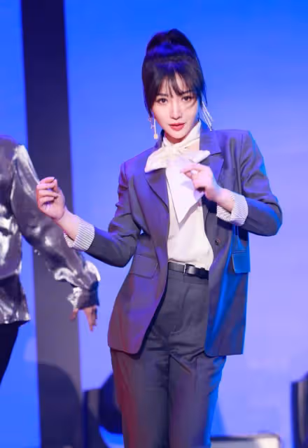 演員柳岩,親情和愛情都有淚,41歲依舊單身