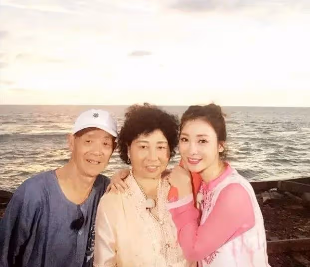 演員柳岩,親情和愛情都有淚,41歲依舊單身