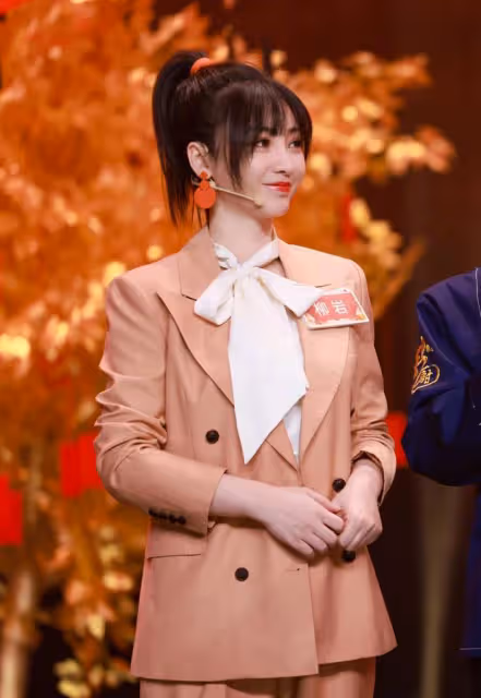 演員柳岩,親情和愛情都有淚,41歲依舊單身
