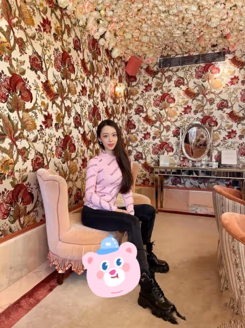 吉娜穿辱華品牌惹爭議,背6位數包吃下午茶,卻被質疑刀叉拿反了