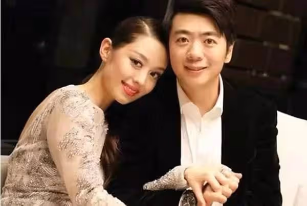 吉娜穿辱華品牌惹爭議,背6位數包吃下午茶,卻被質疑刀叉拿反了