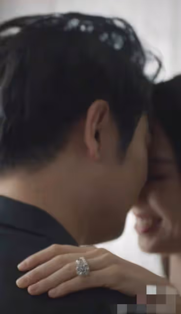 吉娜穿辱華品牌惹爭議，背6位數包吃下午茶，卻被質疑刀叉拿反了