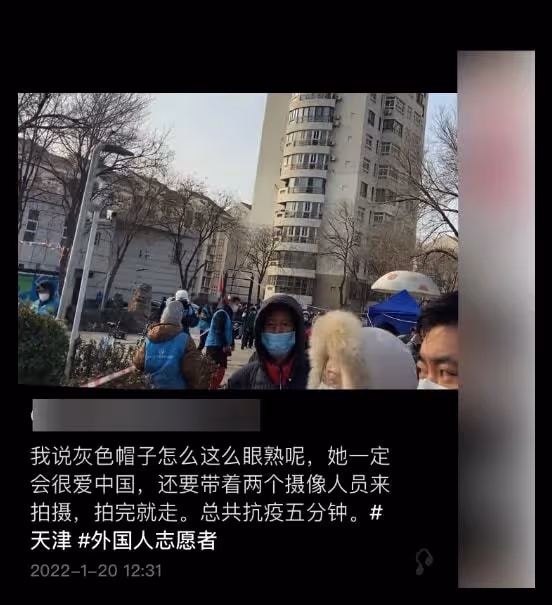 曝外國防疫志願者是擺拍,只待五分鐘倆攝像隨行,本人回應遭質疑