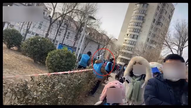 曝外國防疫志願者是擺拍,只待五分鐘倆攝像隨行,本人回應遭質疑