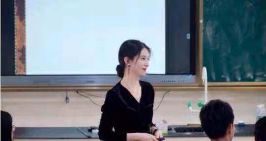 高中女教師教學照片被公開，看到身材後，網友：我承認愛了