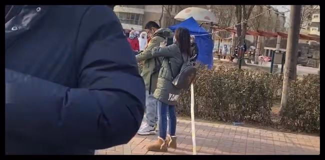 曝外國防疫志願者是擺拍,只待五分鐘倆攝像隨行,本人回應遭質疑