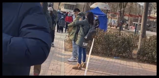 曝外國防疫志願者是擺拍,只待五分鐘倆攝像隨行,本人回應遭質疑