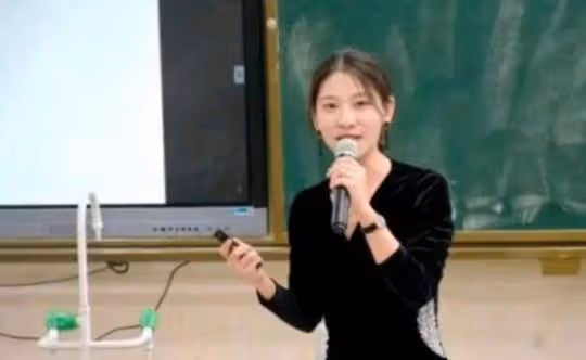 高中女教師教學照片被公開，看到身材後，網友：我承認愛了