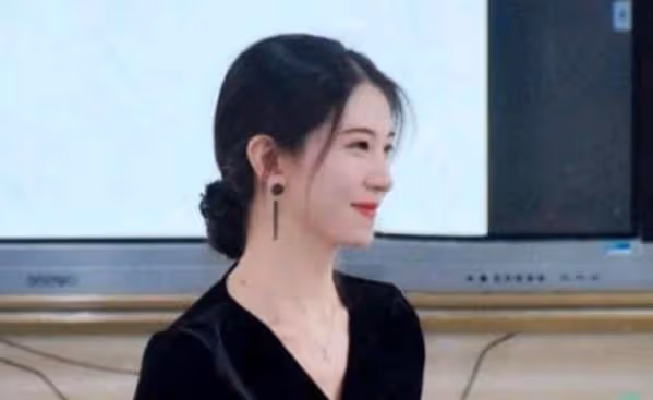 高中女教師教學照片被公開，看到身材後，網友：我承認愛了