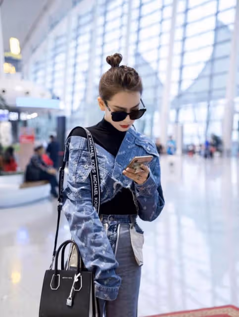 戚薇不愧是「潮流」女王，牛仔褲也敢翻一面來穿，不土還很時髦