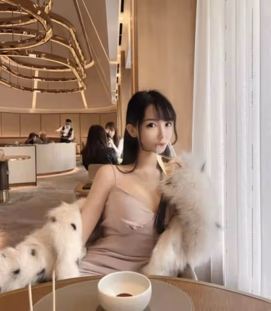 又又又變臉！陳冠希模特兒舊愛曬出新照片，五官精緻生活越發富貴