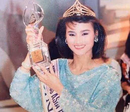首屆亞姐冠軍重返演藝圈過戲癮,曾嫁圈中家暴男,離婚後獨自帶娃